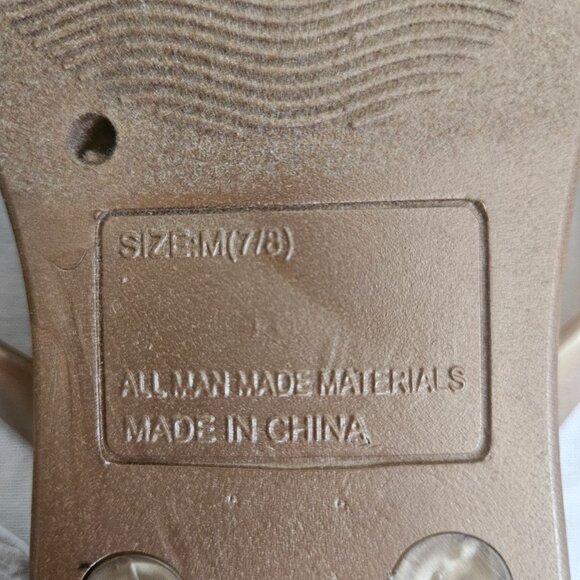 Beautiful NWOT Bronze Colored Joe Boxer Flip Flop with a Jewel Accent Size 7/8 - Picture 6 of 6